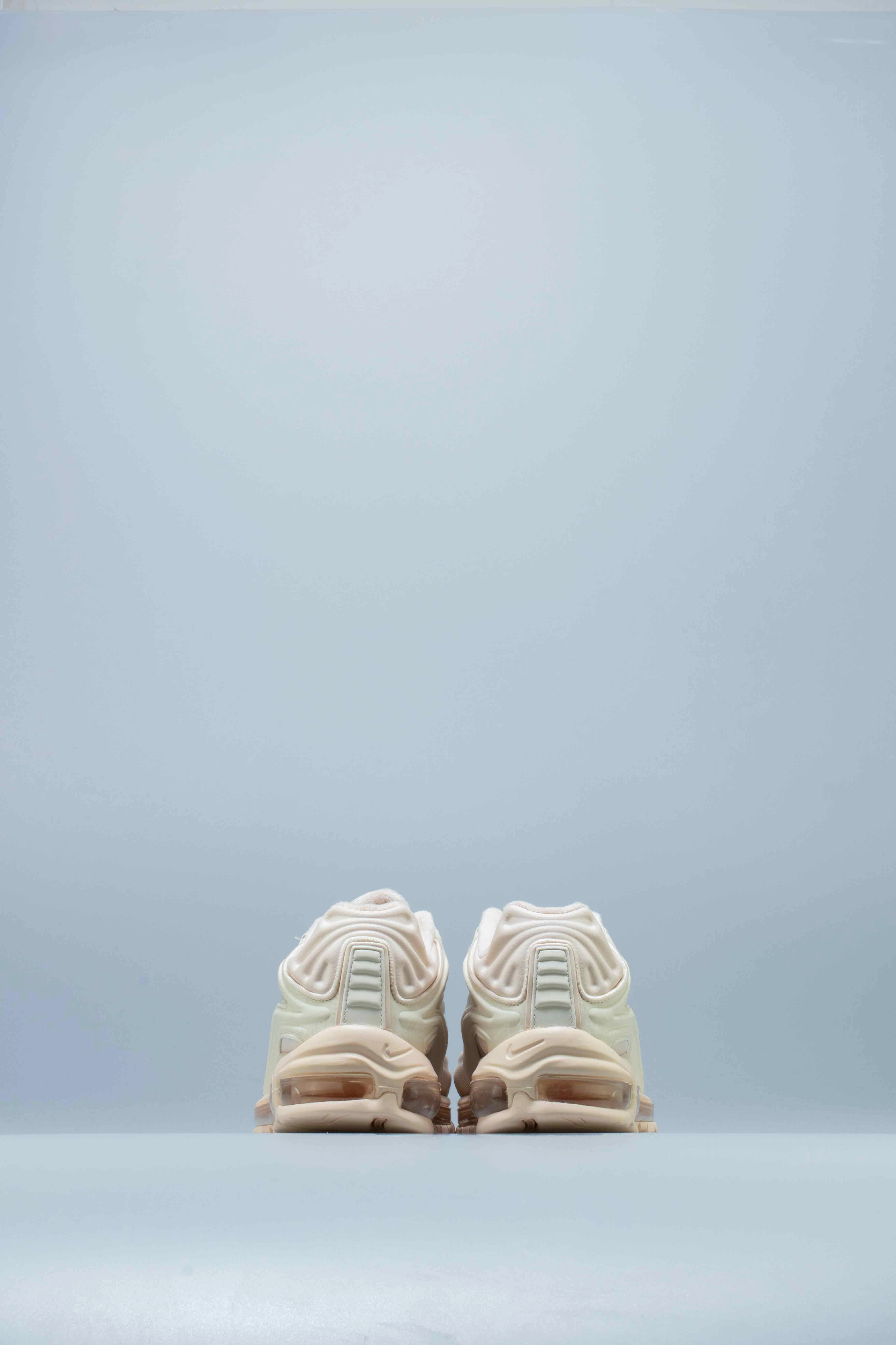 Air Max Deluxe SE Womens Shoe - Guava Ice/Guava Ice