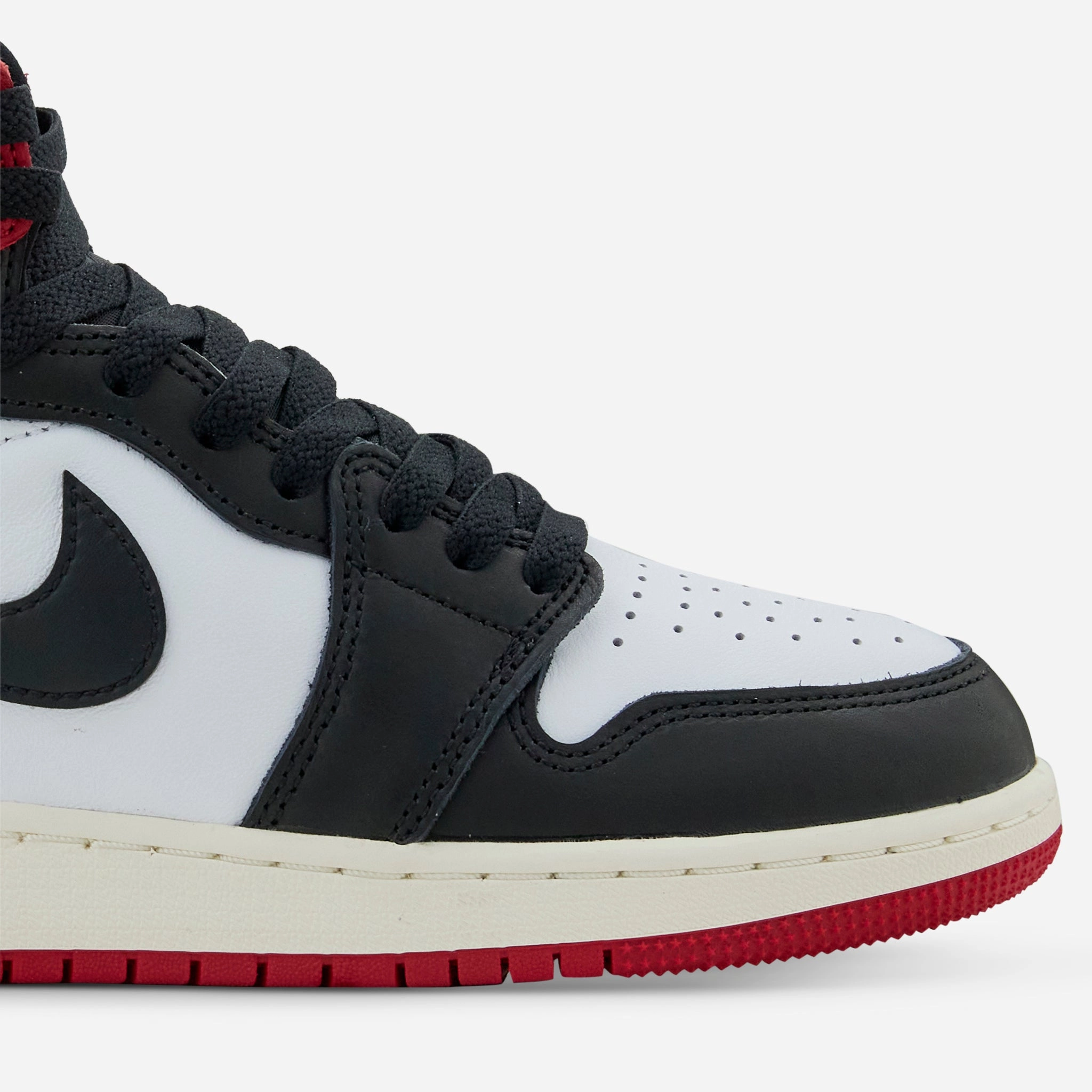 Grade School Air Jordan 1 Retro High OG 'Black Toe' White | Black | Varsity Red | Sail